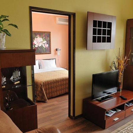 Melrose Hotel Ривне Екстериор снимка