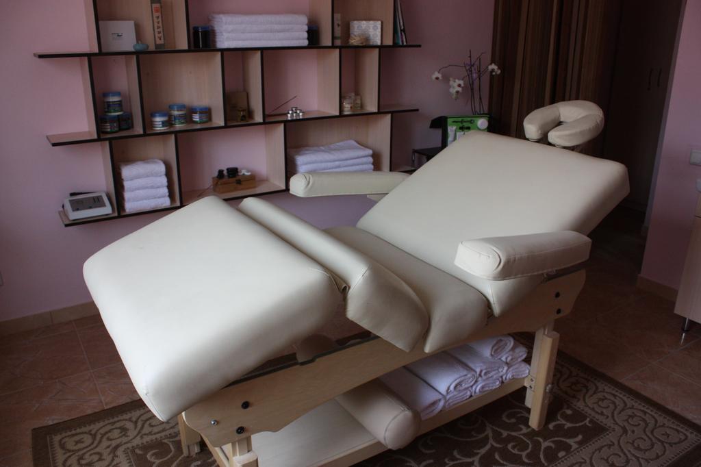 Melrose Hotel Ривне Екстериор снимка