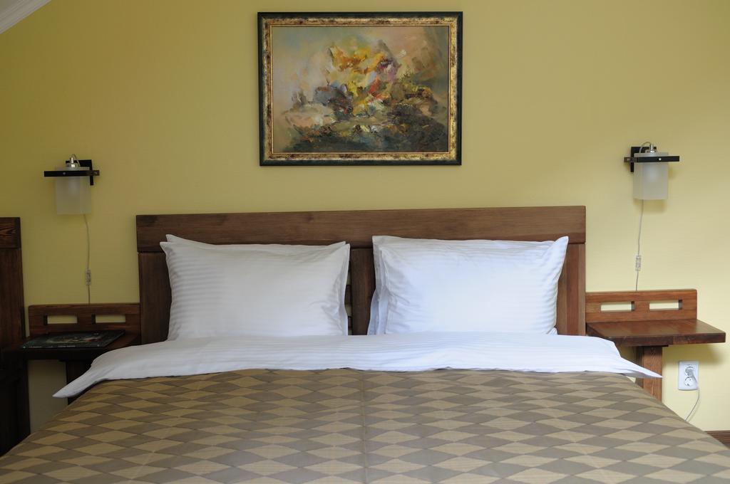 Melrose Hotel Ривне Екстериор снимка