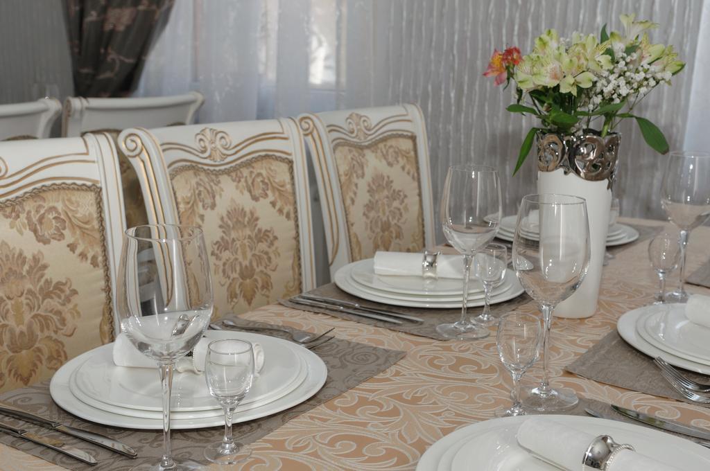 Melrose Hotel Ривне Екстериор снимка