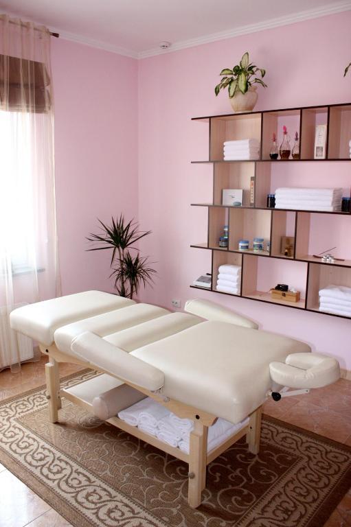 Melrose Hotel Ривне Екстериор снимка