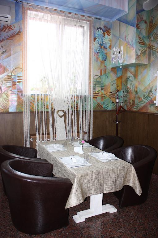 Melrose Hotel Ривне Екстериор снимка