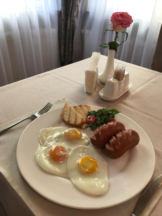 Melrose Hotel Ривне Екстериор снимка
